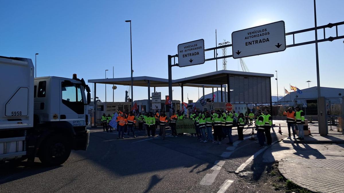 La huelga en el centro logístico de Toyota complica el acceso al puerto de Sagunto