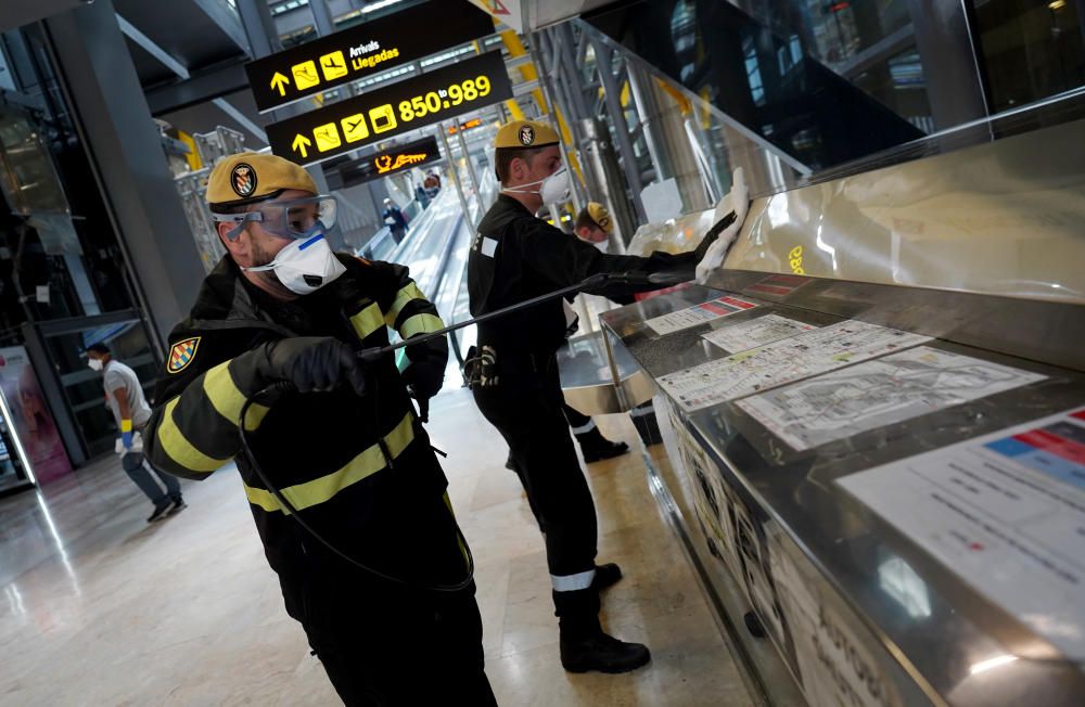 MADRID. 19.03.2020. CORONAVIRUS. Miembros de la UME limpian el aeropuerto de Barajas, terminal T4. FOTO: JOSE LUIS ROCA