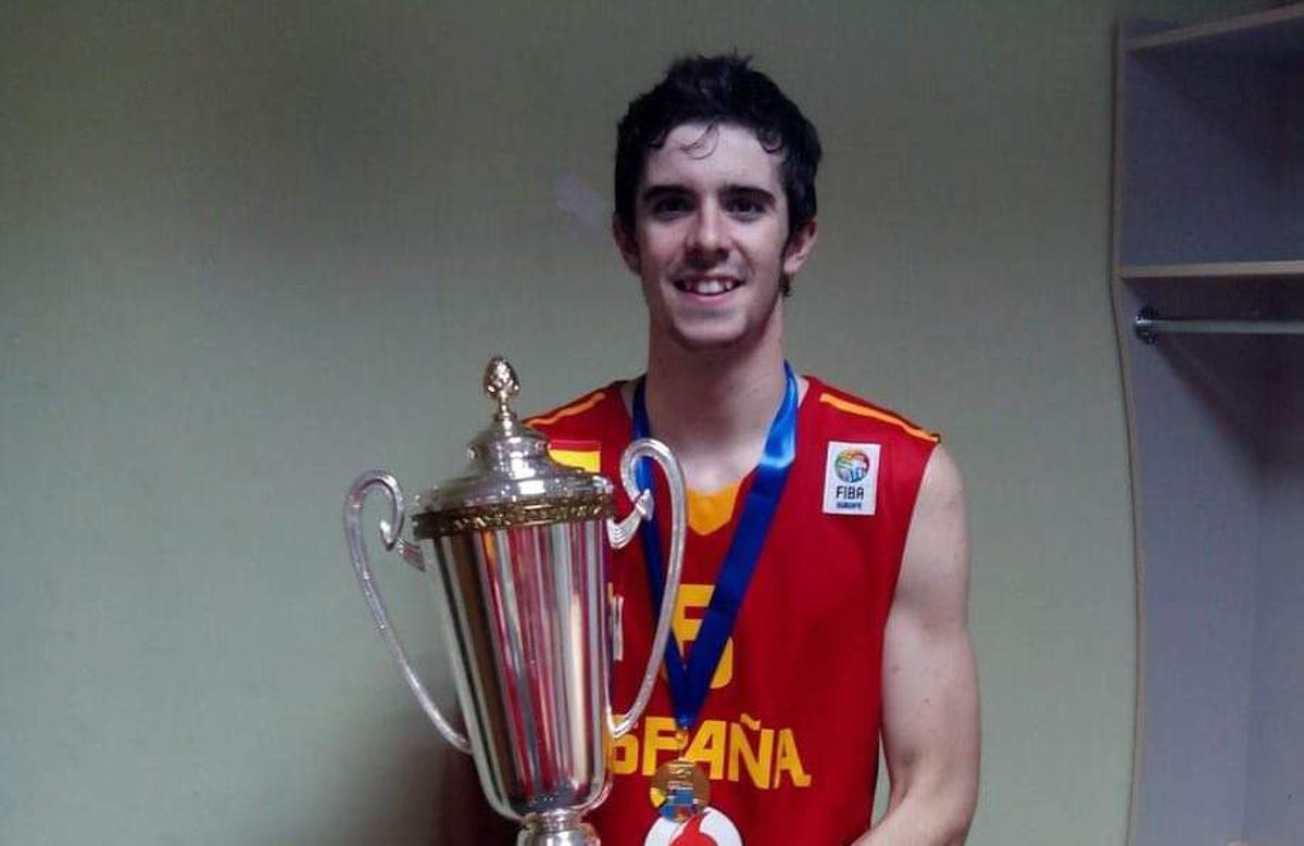 Rafa Blanco, con el trofeo de campeón europeo sub 16 ganado en 2013.