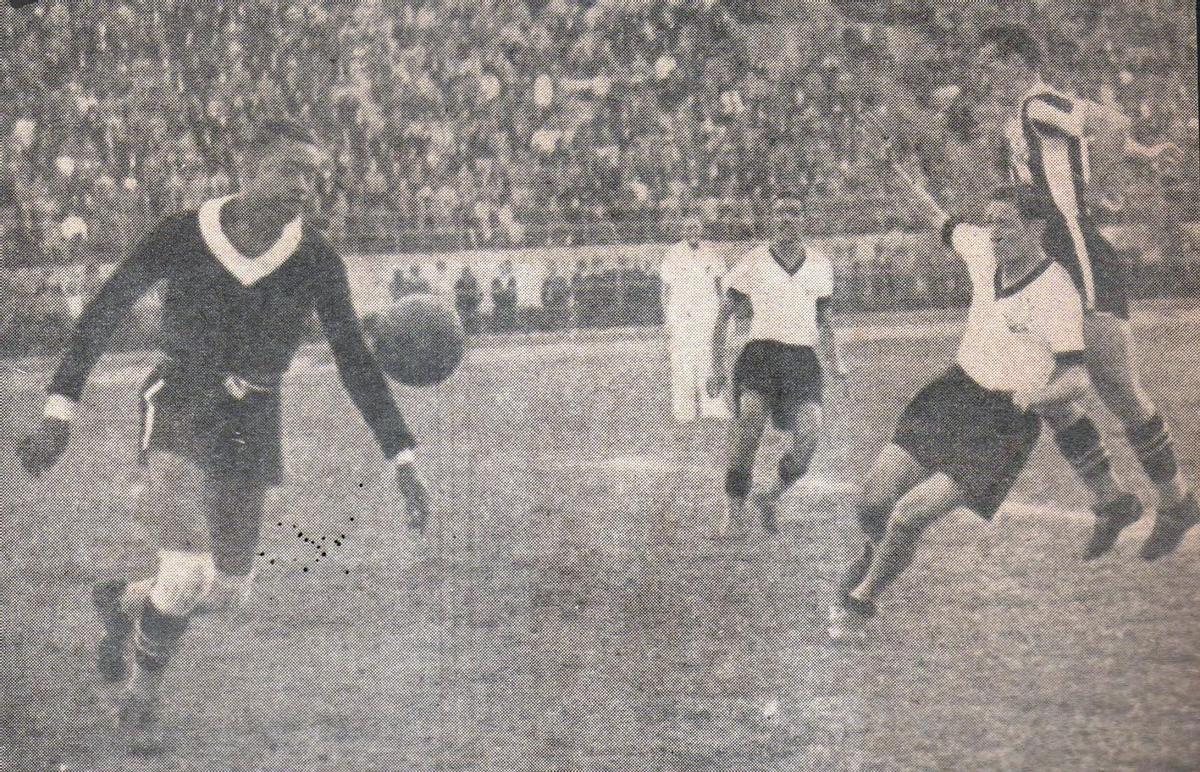 Moacir Barbosa, en un partido con el Vasco da Gama.