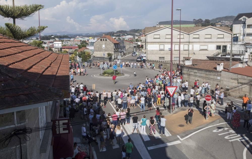 Más de un centenar de vecinos de Coruxo se echaron a la calle para reivindicar el puesto de pediatra // Cristina Graña