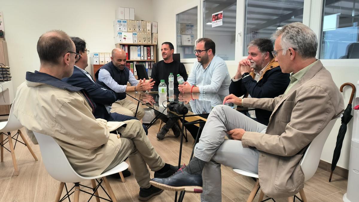 La reunión del secretario autonómico de Agricultura y el alcalde de Villena con los productores de cereza.