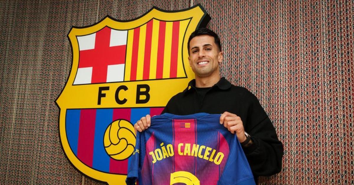 Joao Cancelo junto a su camiseta con el dorsal 2