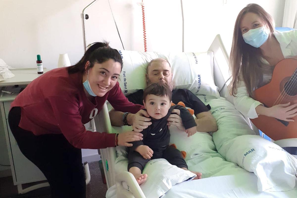 Beatriz y Carlos junto a su hijo y una musicóloga del Hospital del Mar