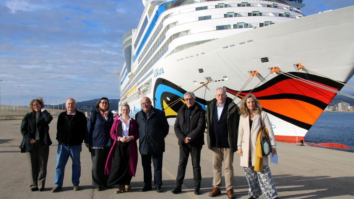 El secretari general de mobilitat, Manel Nadal, l'alcalde de Roses i l'alcaldessa de Palamós i altres autoritats al port de Palamós davant del creuer AIDAluna