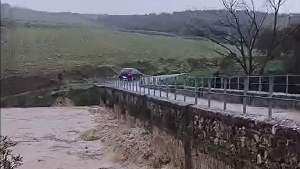 VÍDEO | Activan un perímetro de seguridad en Sanlúcar la Mayor por la crecida del río, en nivel rojo