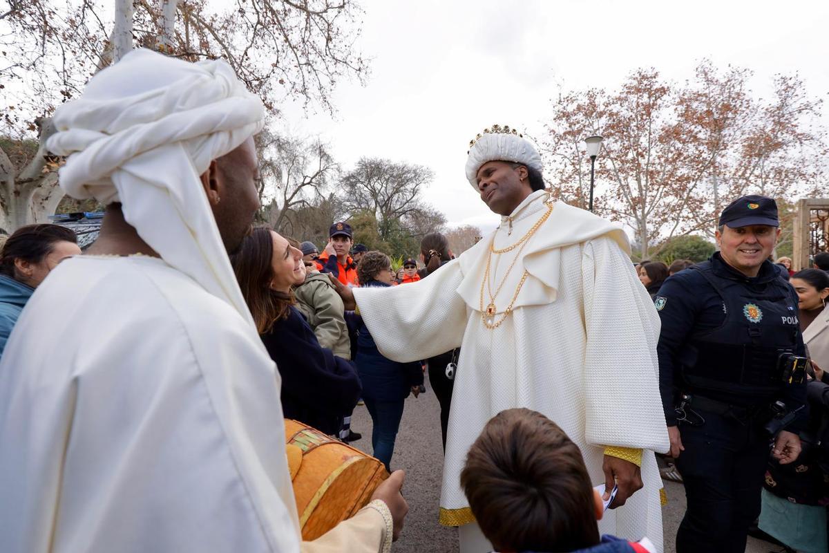 En imágenes | Los Reyes Magos ya están en Zaragoza: miles de familias los reciben en el Parque Grande