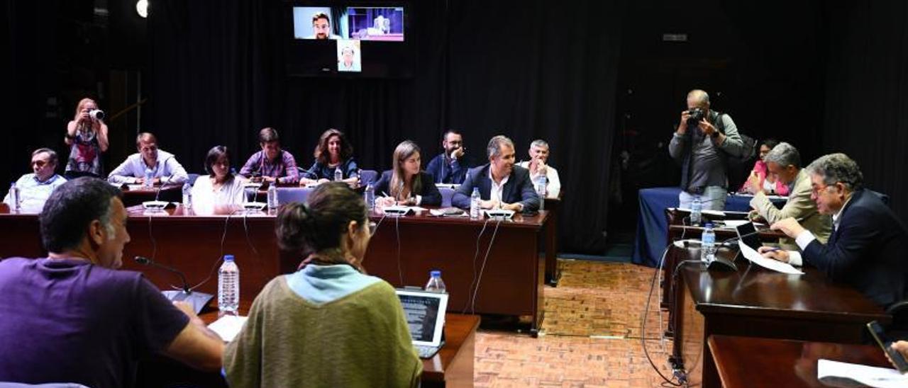 El pleno de la corporación vuelve a reunirse sobre el escenario del Teatro Principal. |   // GUSTAVO SANTOS