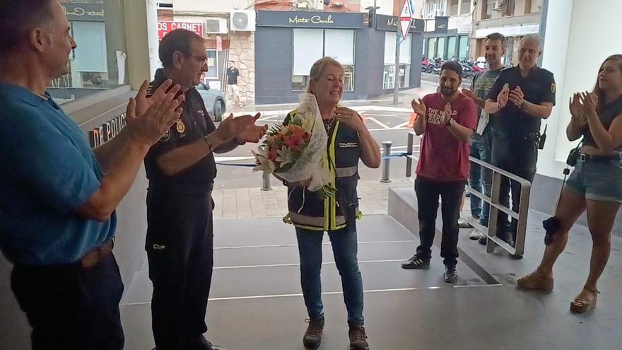 Despedida con aplausos a Encarnación Rico, la policía nacional que detuvo a la "viuda negra" en Alicante