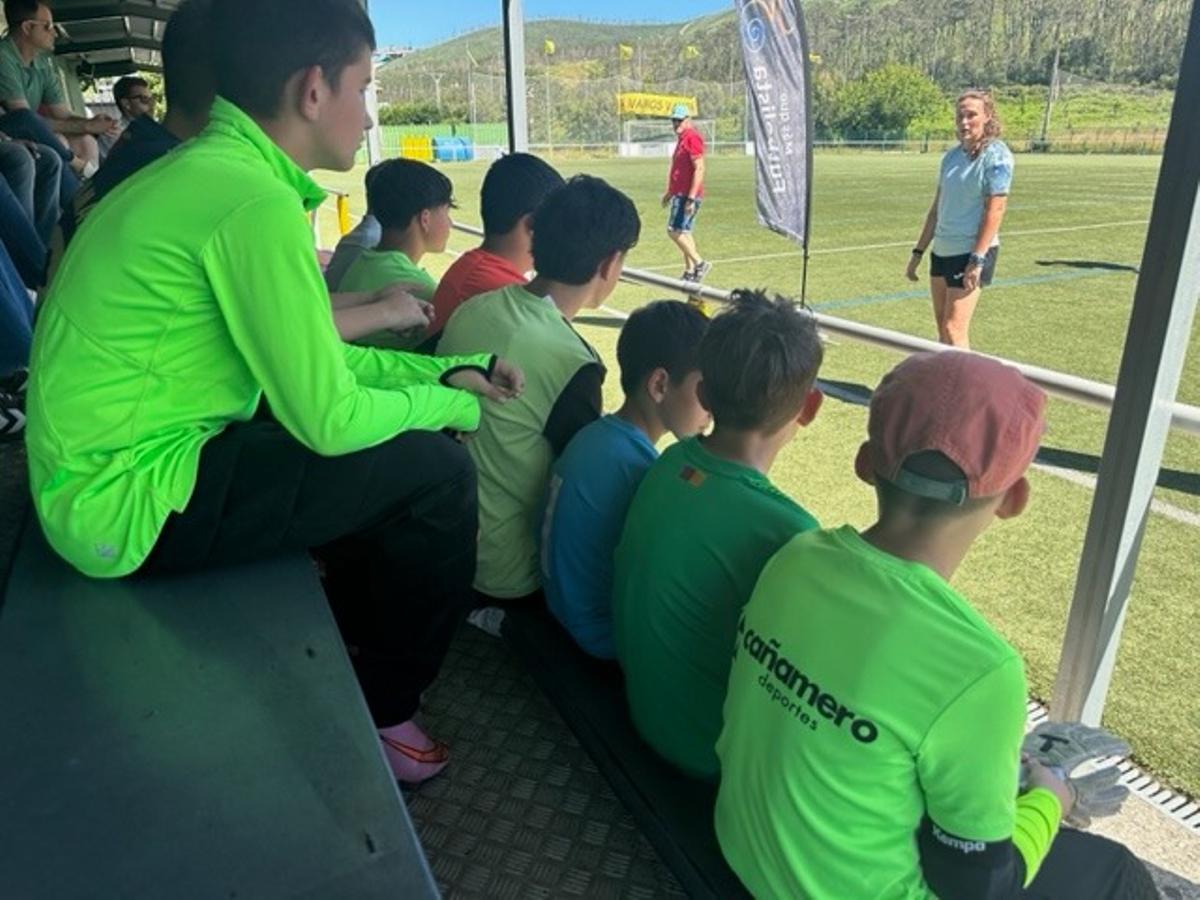 En imágenes: el club Valdés ACF conoce los secretos del portero gracias a la avilesina María Echezarreta, "Cheza"
