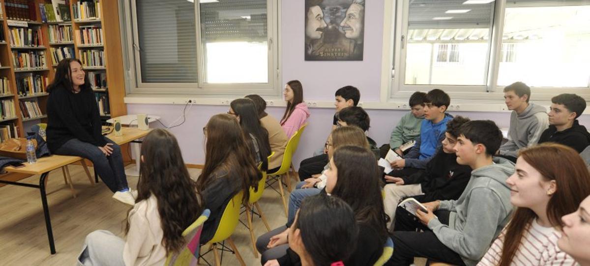 Un instante do encontro con Berta Dávila no IES Aller Ulloa. | BERNABÉ/JAVIER LALÍN