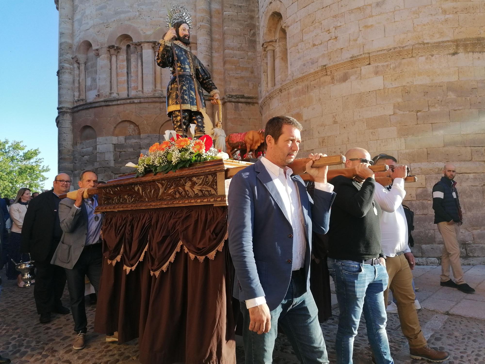 Toro implora a San Isidro que llueva