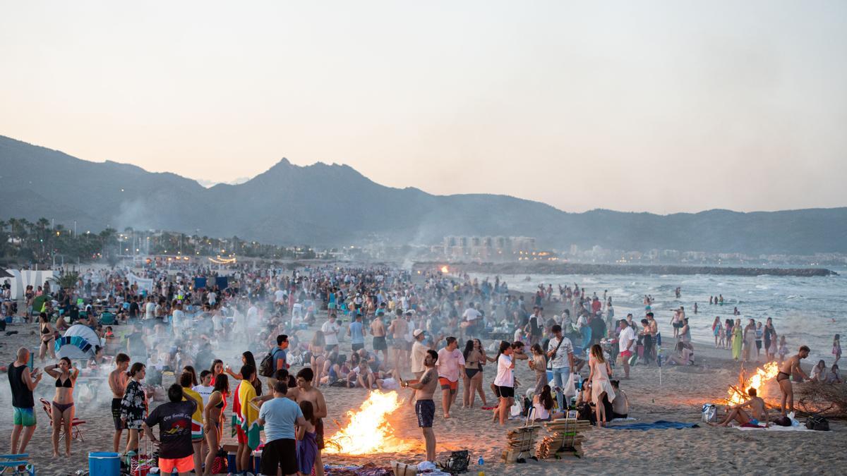 Celebración de Sant Joan en la playa del Grau