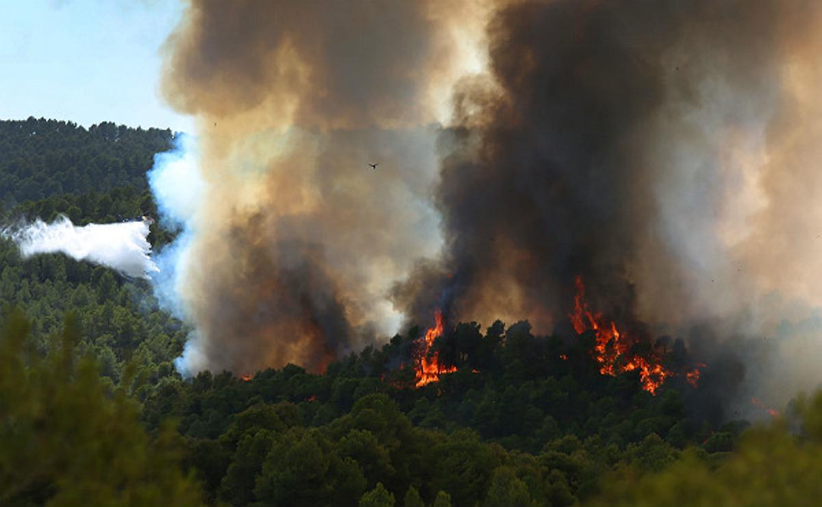 Diverses dotacions de bombers intenten controlar l’incendi d’Òdena, que ja ha cremat 1.000 hectàrees.