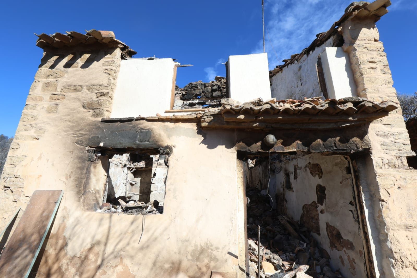 La imagen de la desolación: el fuego arrasa viviendas en la aldea de Los García