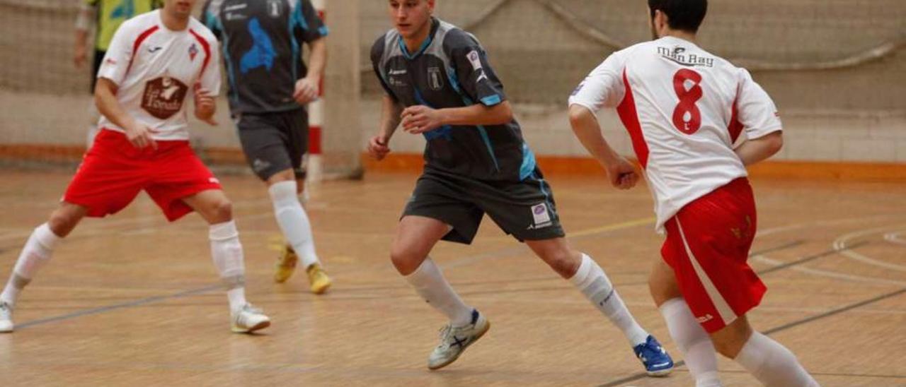 Un jugador del Gijón Playas conduce el balón en el partido ante el Congelados Egea.