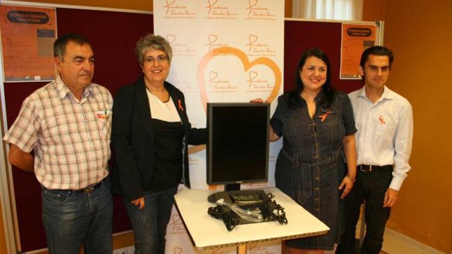 Fernando García, Teresa Dorado, Amalia Franco y Juan Manuel Sánchez, ayer, en Figueras con el nuevo monitor.