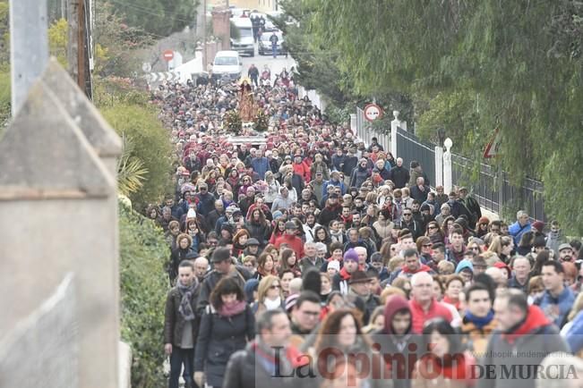 Los romeros acompañan a la Santa pese al frío.