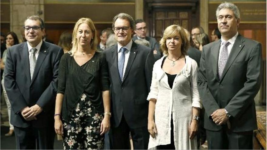 El president de la Generalitat, Artur Mas (centre), amb els nous consellers Jordi?Jané, la vicepresidenta Neus Munté, Meritxell Borràs i Jordi Ciuraneta.