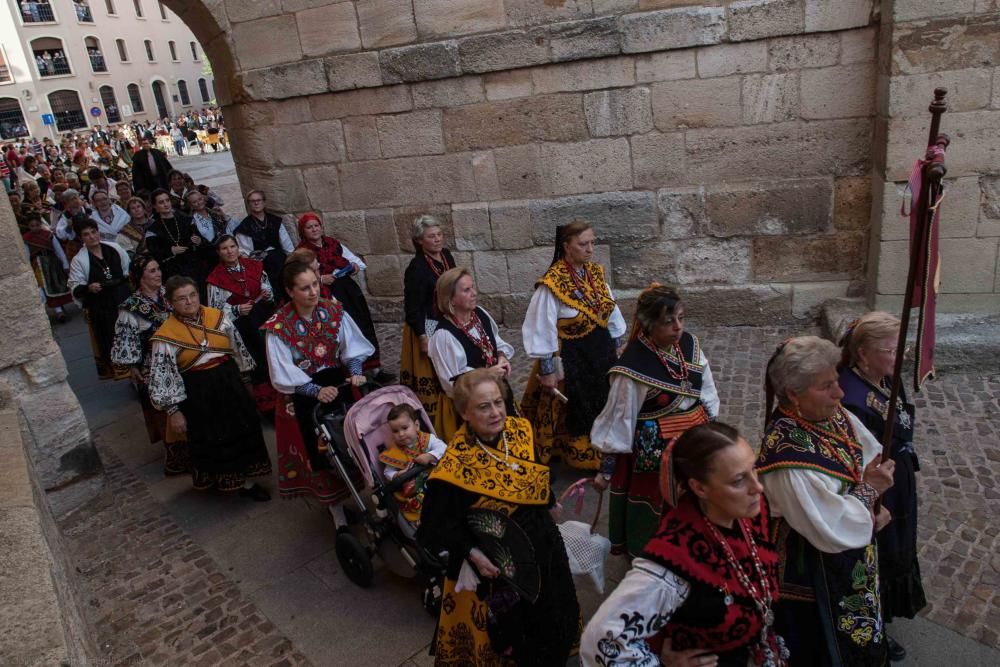 Desfile de trajes regionales