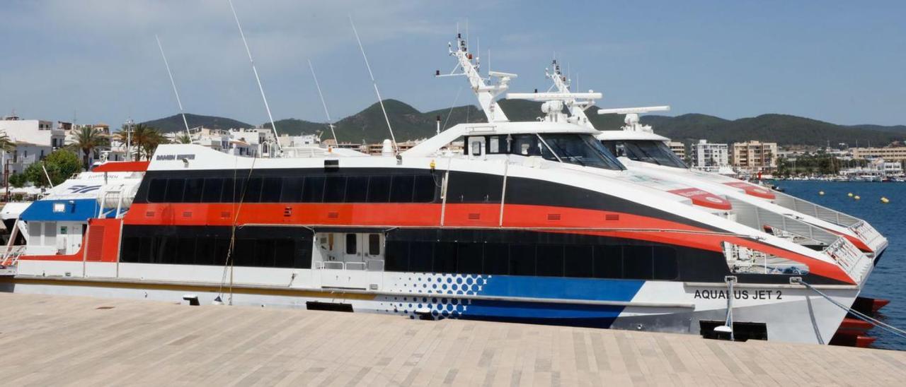 En las dos imágenes, los dos barcos amarrados ayer en el puerto de Eivissa. |