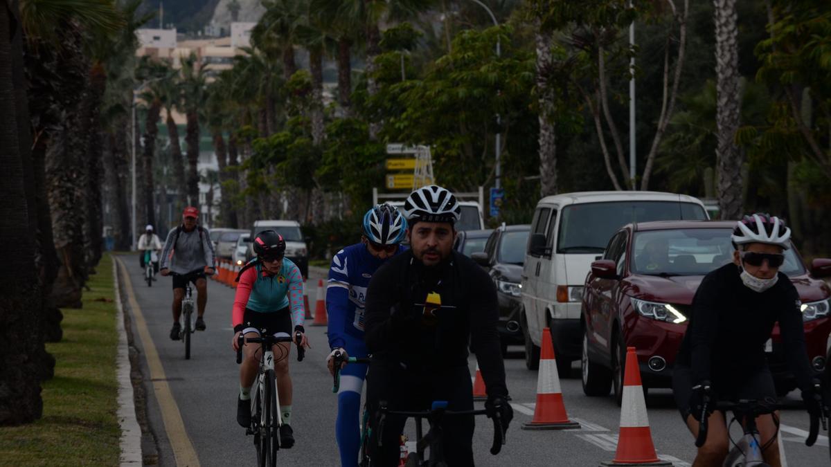 El Ayuntamiento ha limitado con conos el carril derecho del paseo marítimo Pablo Ruiz Picasso para uso exclusivo de ciclistas y patinetes