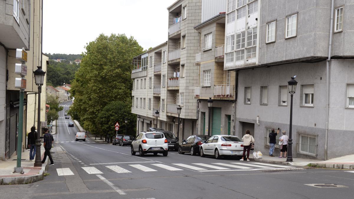 Edificio desde onde onte caeu unha adolescente, a 10 de setembro de 2021, no Carballiño, Ourense, Galicia (España).