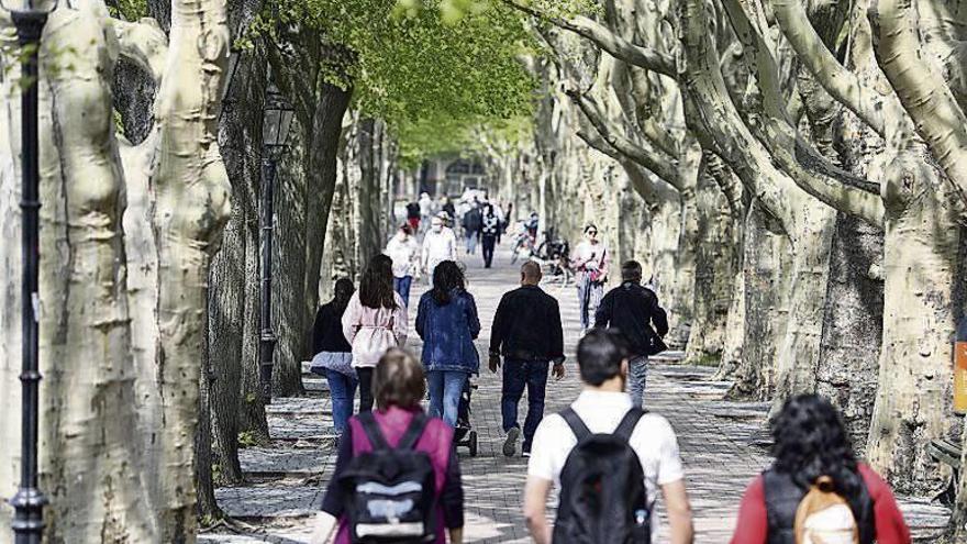 Ciudadanos alemanes pasean en un parque de Berlín.
