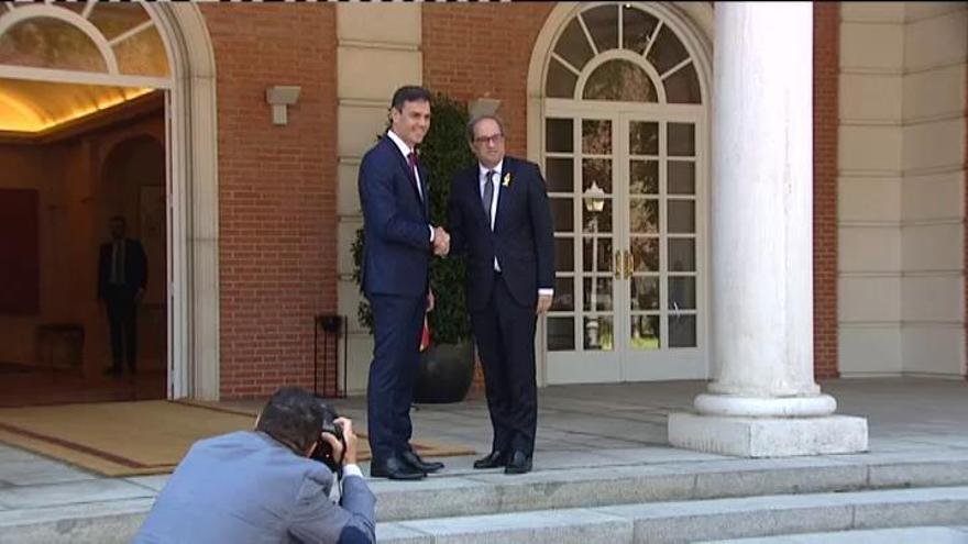 Cordialidad en el primer encuentro entre Pedro Sánchez y Quim Torra