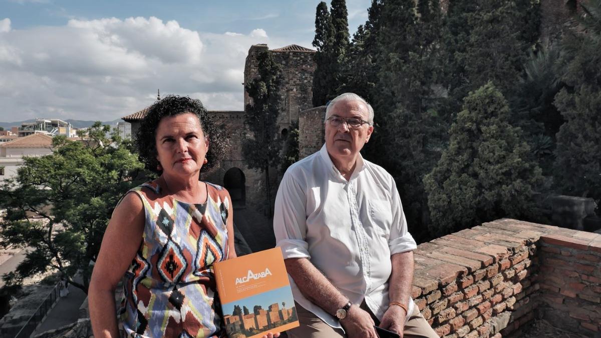 La arqueóloga Fanny de Carranza y el editor Mariano Vergara, esta semana en el monumento, con el nuevo libro sobre la Alcazaba.