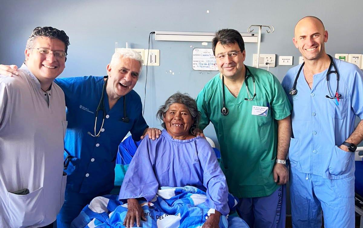 Raúl Dorticos (de azul oscuro), con parte de la expedición solidaria