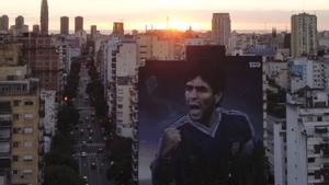 Un gran mural de Maradona presideix una avinguda de Buenos Aires. | NATACHA PISARENKO / AP