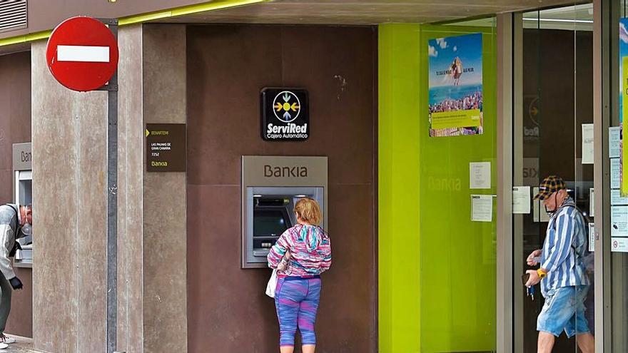 El Gobierno de Canarias refinancia con cuatro bancos 1.184 millones de deuda
