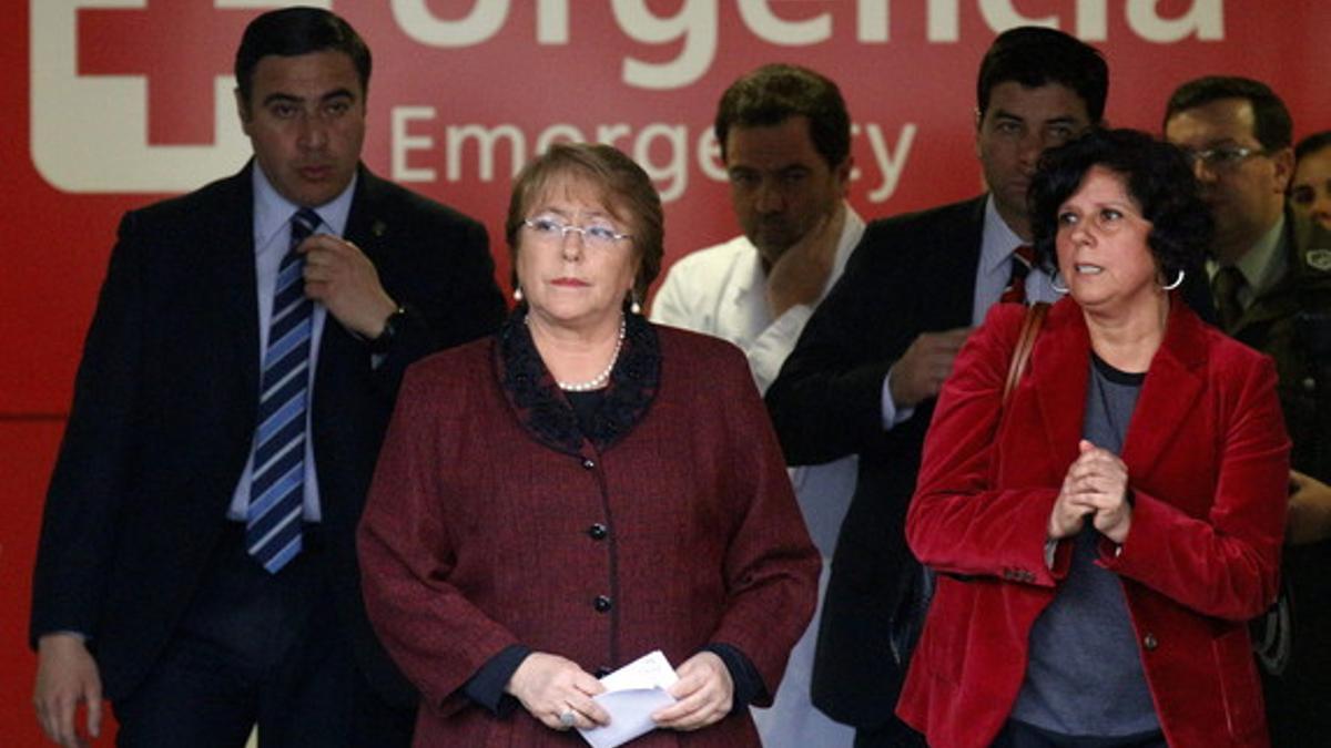 La presidenta chilena, Michelle Bachelet, centro, a su salida de una clínica, el lunes, tras visitar a tres de las personas heridas en el atentado de Santiago de Chile.