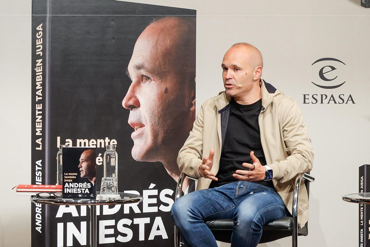 El exfutbolista Andrés Iniesta durante la presentación de su libro ‘La mente también juega’, en La Pedrera, a 22 de abril de 2025, en Barcelona, Catalunya (España). En su libro ‘La mente también juega’, el exfutbolista artífice del gol que le dio a España la victoria en el Mundial de Fútbol de Sudáfrica en 2010, ofrece un testimonio de su relación con el fútbol desde su niñez en Fuentealbilla (Albacete) hasta la actualidad ofreciendo su visión sobre la salud mental, la familia y la superación. 22 ABRIL 2025 Kike Rincón / Europa Press 22/04/2025. ANDRES INIESTA;Kike Rincón