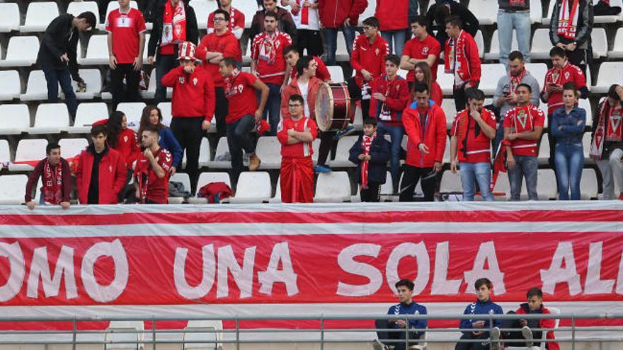 Las peñas del Real Murcia se plantean no acudir al derbi por el trato del Cartagena