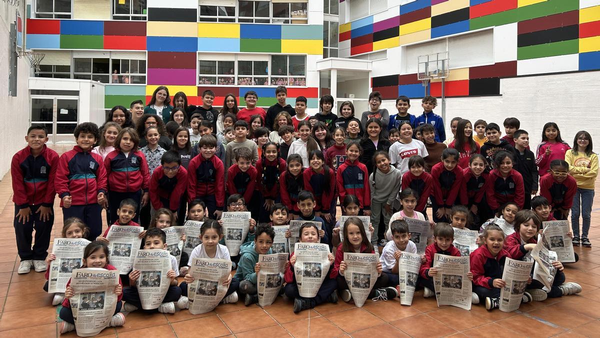 Todo el alumnado de primaria posando orgulloso con sus ejemplares.