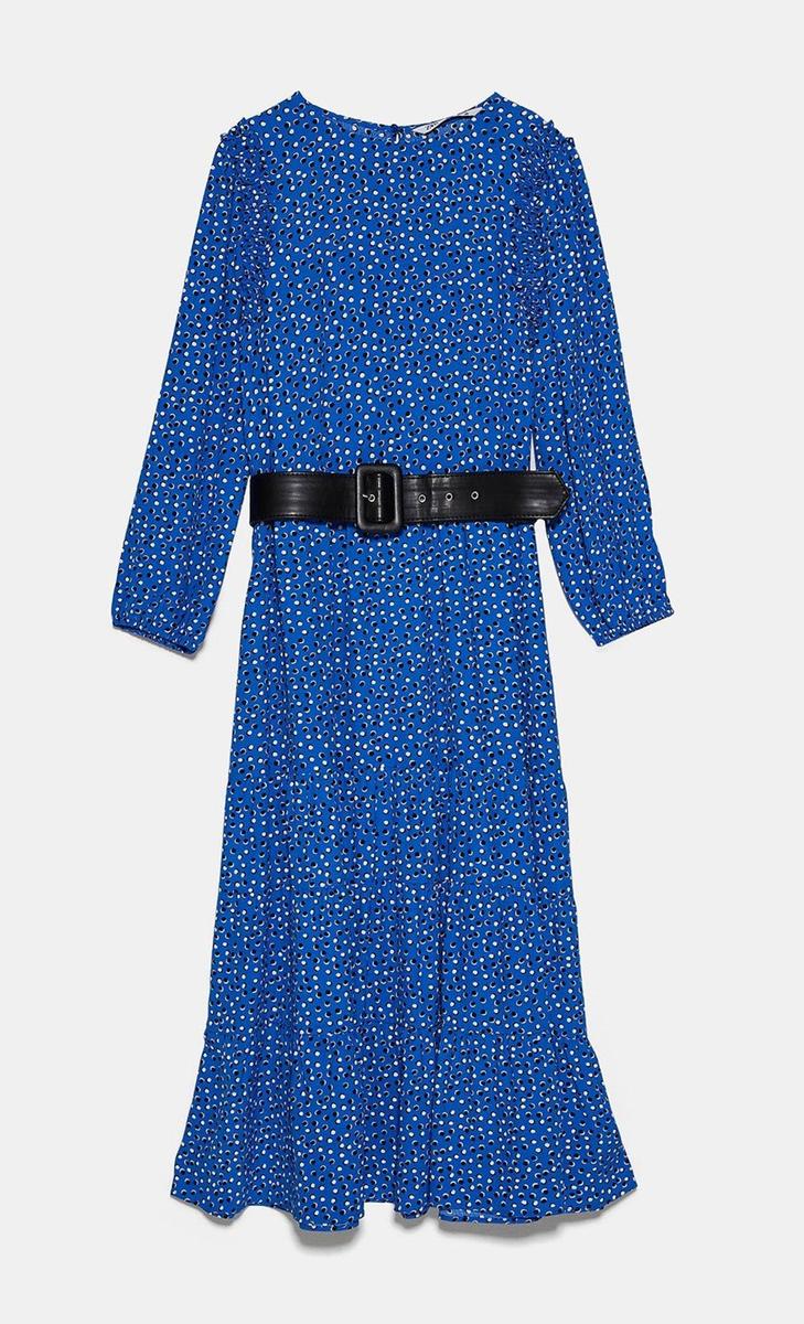 Vestido azul con lunares de Zara (precios: 19,99 euros)