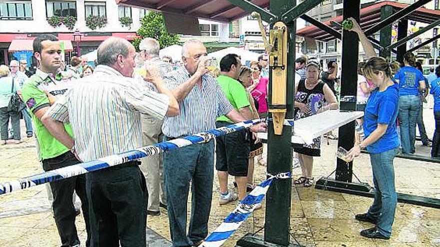 Dos villaviciosinos, degustando ayer la sidra casera del concurso.