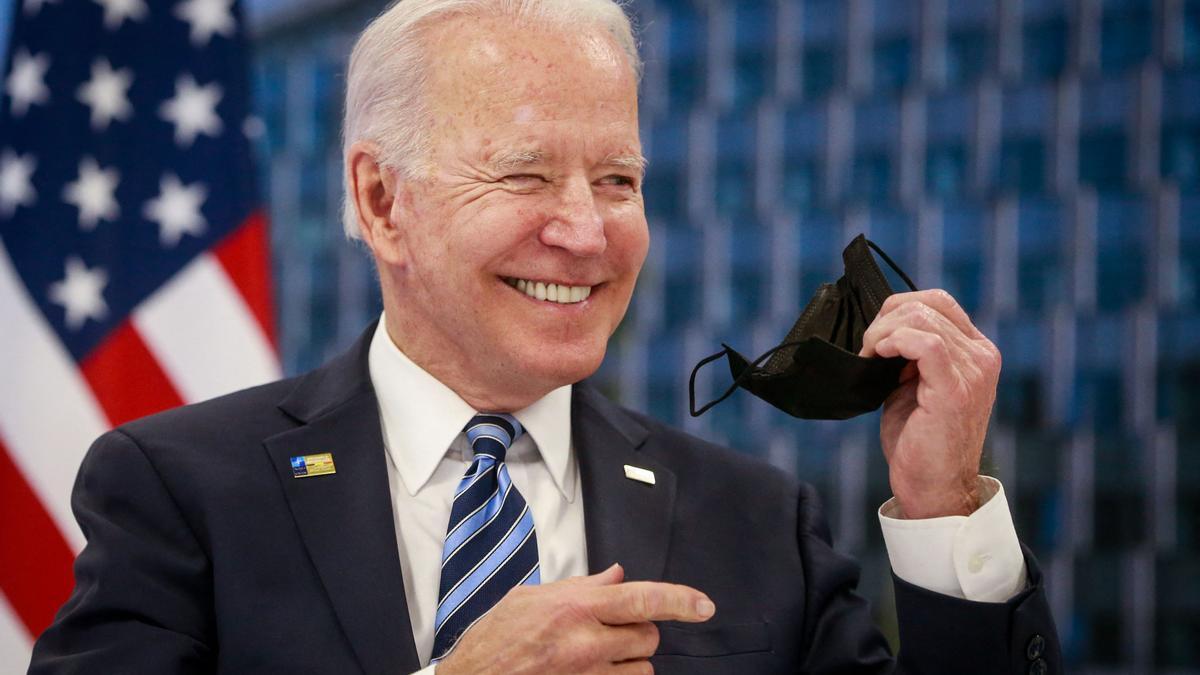 El presidente de EEUU, Joe Biden, se quita la mascarilla durante su encuentro con el secretario general de la OTAN, Jens Stoltenberg, este lunes en Bruselas.