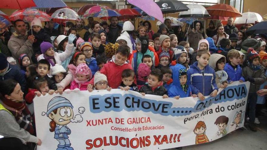 Padres y alumnos se concentraron el pasado mes de diciembre para protestar en el gimnasio. // S. Álvarez