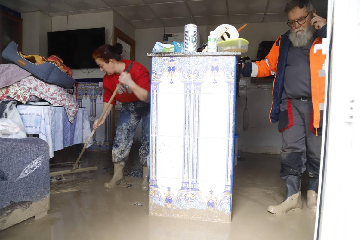 Vecinos de Guadalvalle donde se han inundado varias viviendas.