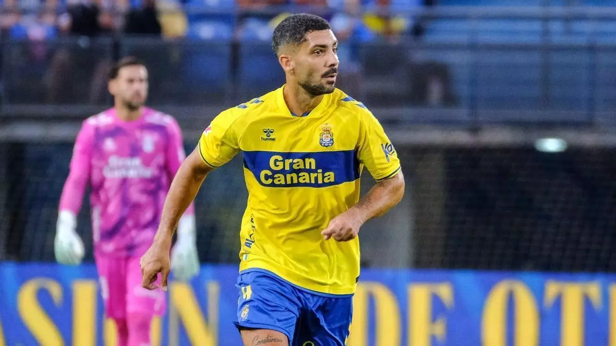 Álex Suárez vuelve al once de la UD Las Palmas y De la Barrera redobla su apuesta por Enzo en el lateral zurdo