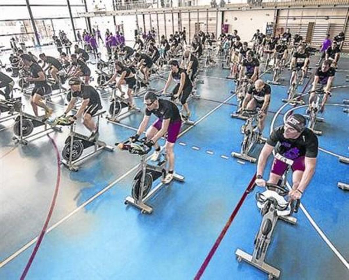 COMPETICIÓ.La carrera de bicicletes es realitza amb aparells estàtics. COMPETICIÓ.La carrera de bicicletes es realitza amb aparells estàtics.