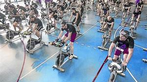 COMPETICIÓ.La carrera de bicicletes es realitza amb aparells estàtics.