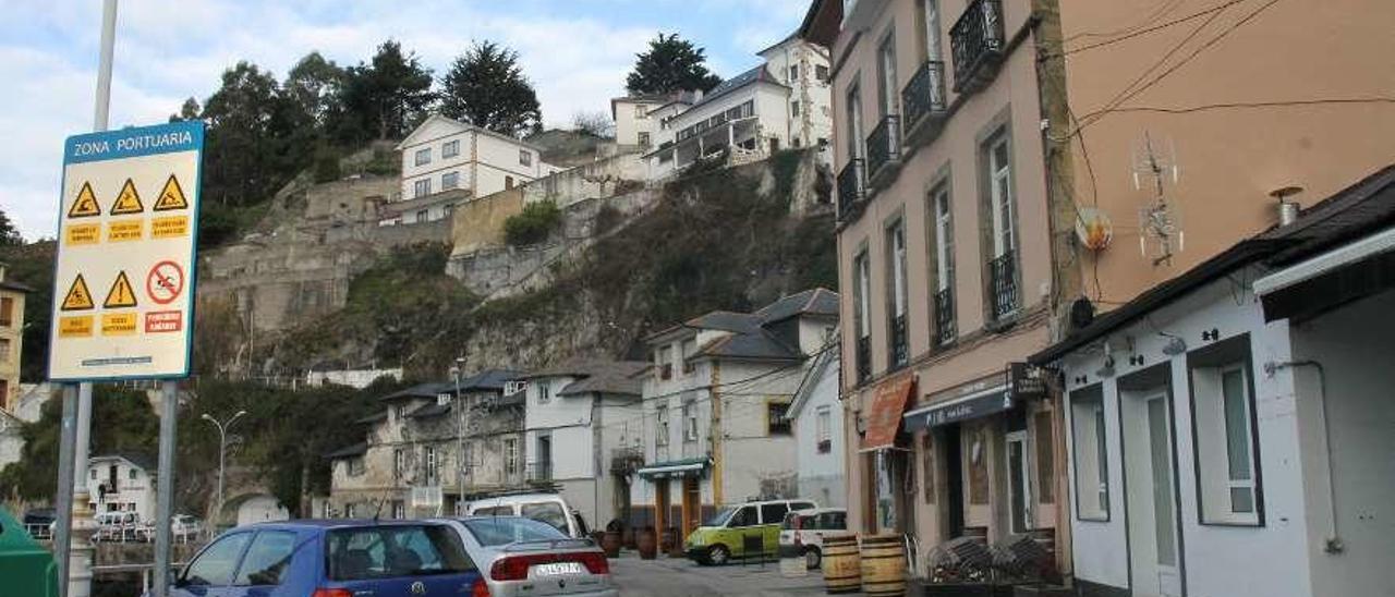 Acceso al Muelle Nuevo desde el paseo del puerto luarqués.