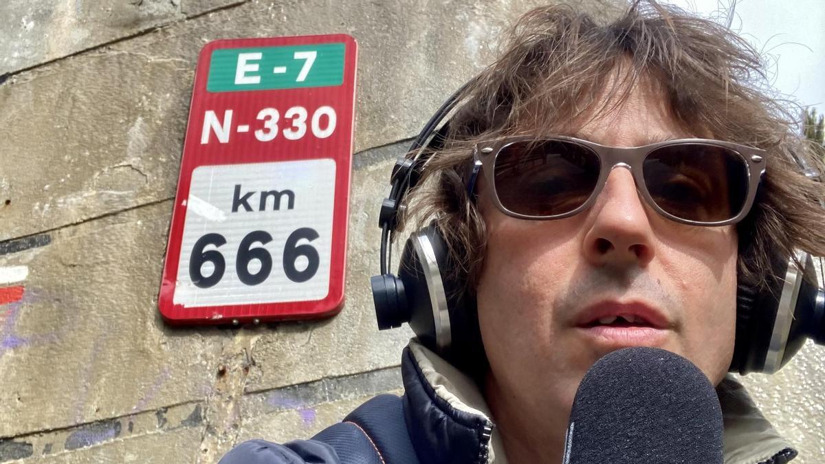 Álex García, cofundador de la serie podcast &#039;Huesca 858. Los Caminos de Santiago en el Alto Aragón&#039; durante la grabación