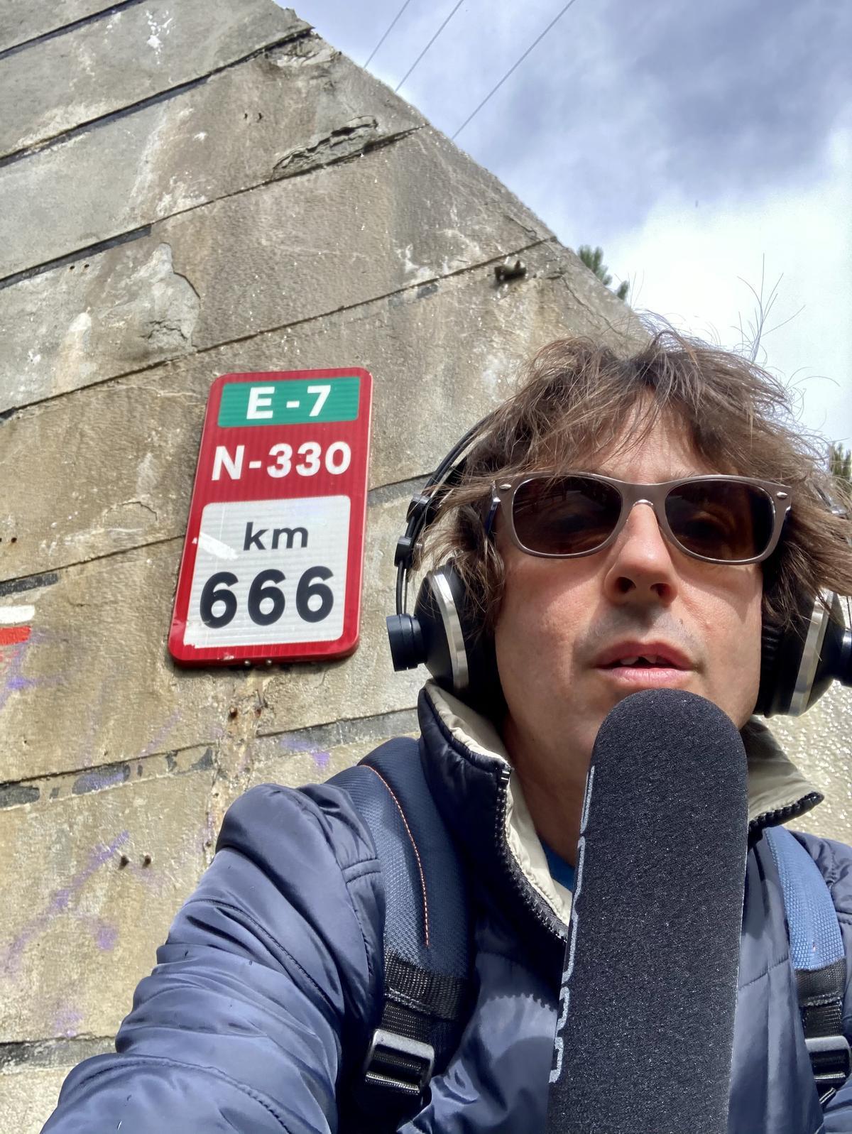 Álex García, cofundador de la serie podcast 'Huesca 858. Los Caminos de Santiago en el Alto Aragón' durante la grabación