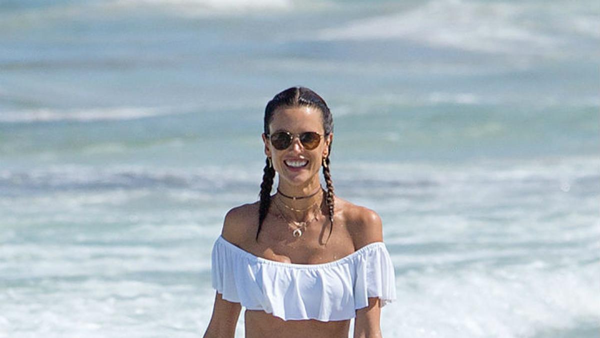 Alessandra Ambrosio con un bikini blanco a la última