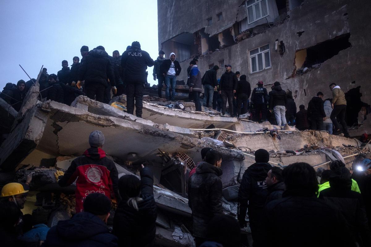 Diyarbakir (Turkey), 06/02/2023.- Turkish emergency personnel and others try to help victims at the site of a collapsed building after an earthquake in Diyarbakir, Turkey 06 February 2023. According to the US Geological Service, an earthquake with a preliminary magnitude of 7.8 struck southeast Turkey close to the Syrian border. The earthquake caused buildings to collapse and sent shockwaves over northwest Syria, Cyprus, and Lebanon. (Terremoto/sismo, Chipre, Líbano, Siria, Turquía) EFE/EPA/REFIK TEKIN